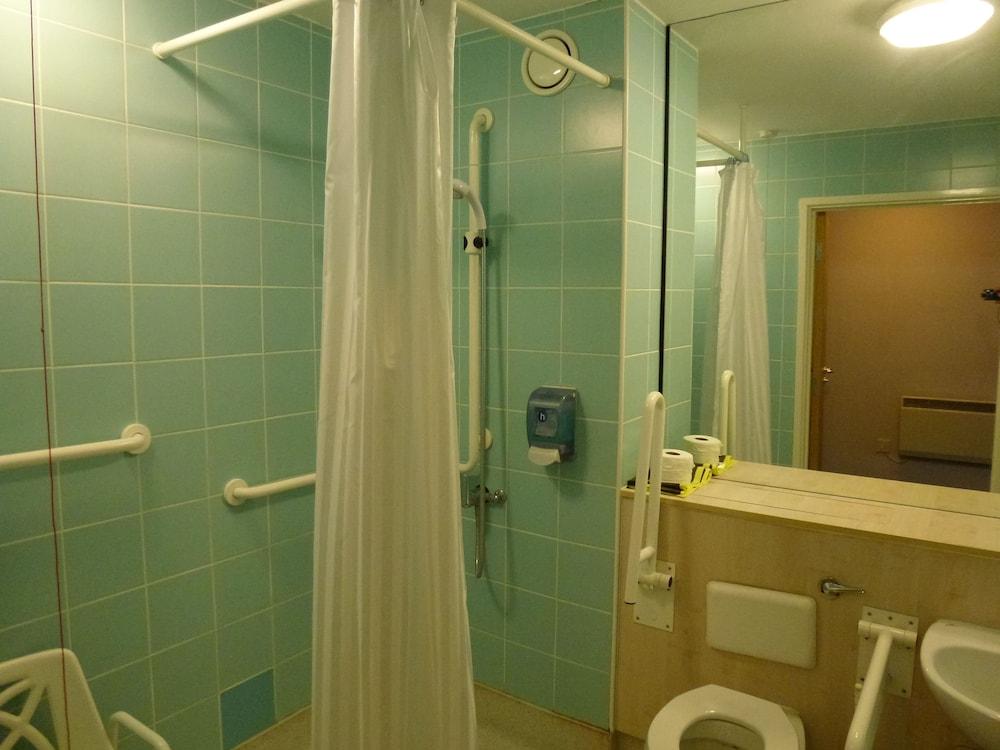 The Olympic Lodge Aylesbury  Bagian luar foto