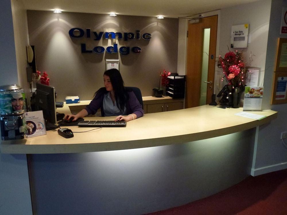 The Olympic Lodge Aylesbury  Bagian luar foto