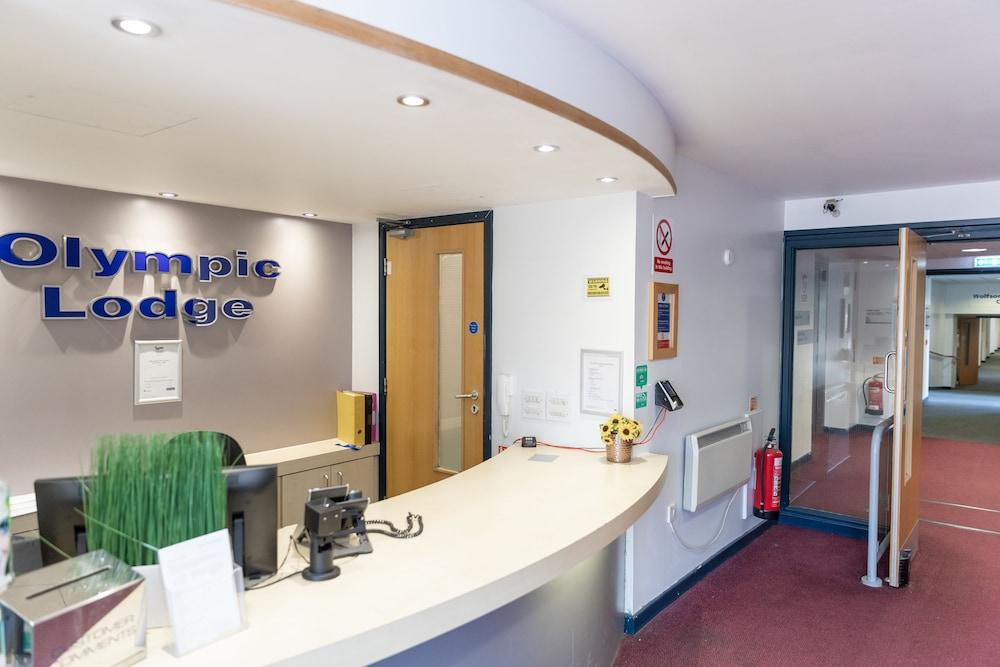 The Olympic Lodge Aylesbury  Bagian luar foto