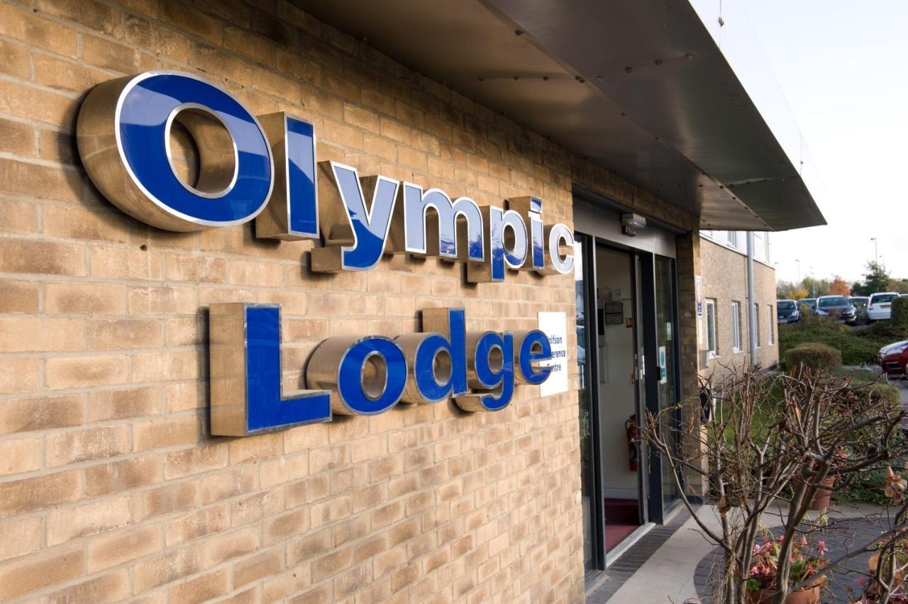 The Olympic Lodge Aylesbury  Bagian luar foto